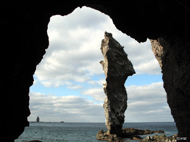 雪景色 北海道　積丹半島（しゃこたんはんとう） 神威岬（かむいみさき） 「水無の立岩」と「神威岩」